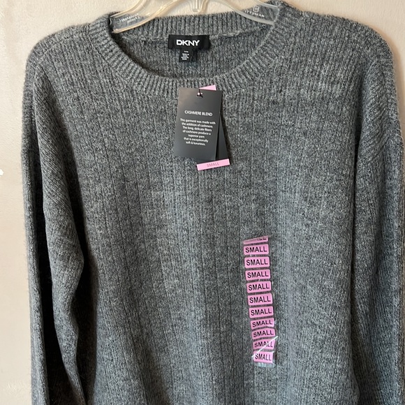 DKNY women’s Cashmere Blend sweater. - Picture 3 of 16